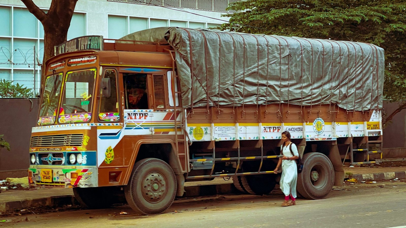 Zaenal Expedisi: Layanan Trucking Cargo Terkemuka di Semarang untuk Pengiriman di Wilayah Kedungsepur